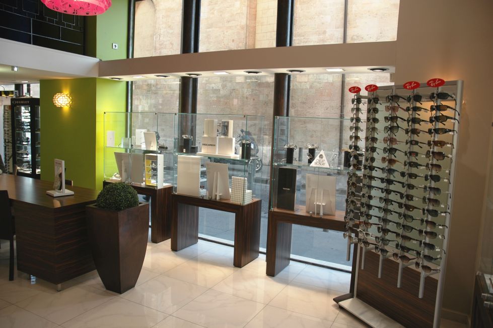 MEUBLES SPECIFIQUES BOUTIQUE DE LUNETTES / OPTICIEN.